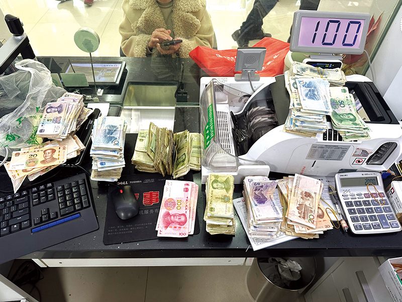 克服困难为客户解决问题，湖北银行咸宁淦河支行——耐心服务有温度  零钞兑换获赞许