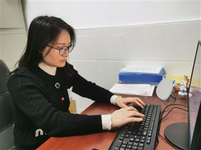 周霞：三尺讲台绽芳华