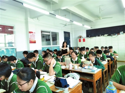 崇阳一中老师杜颖芳 为学生打开一扇天窗