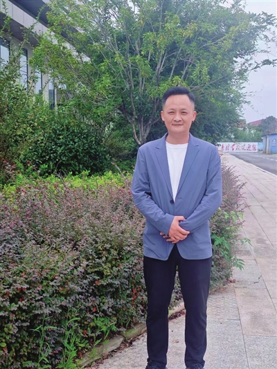 余宏：做学生成长的“同行者”