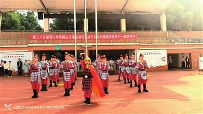 千人赛诗 致敬经典 咸宁外校读书节启动