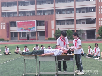 学习校史故事 演绎红色经典 咸宁温泉中学阅读活动出新意
