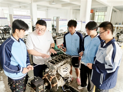 让每个学生努力“闪光” ——咸宁振宁技工学校的办学密码