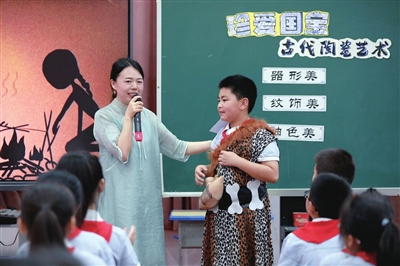 画笔为犁耕美育 丹心化雨润新苗 ——记咸宁实验外国语学校美术教师韩敏
