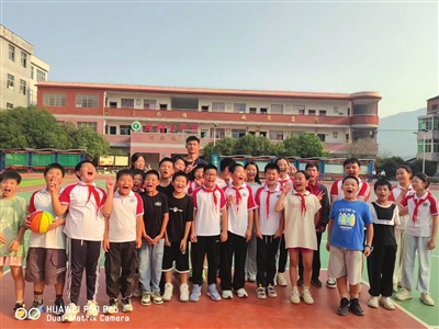 公益助力成长 榜样引领梦想 中国三人制篮球运动员卢鹏程为家乡的孩子上了一堂“篮球梦想课”