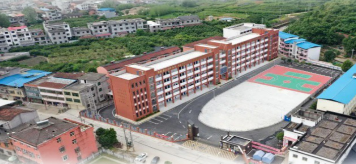 咸安区何功伟中学 办好群众满意的学校