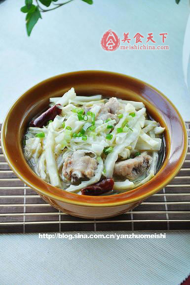 湖北风味菜：排骨笋丝