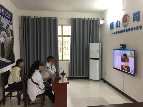 2018年9月26日，社区服刑人员孙某在县社矫中心远程视频会见室会见了其在沙洋戒毒所接受戒毒矫治的儿子。.jpg