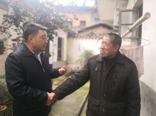 宋骄阳同志给贫困户拜年Cache_-35313cb63e768201..jpg