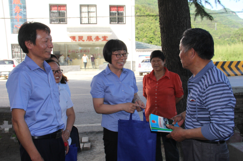 司法局局长盛学农（右三）带领律师送法进农户.jpg