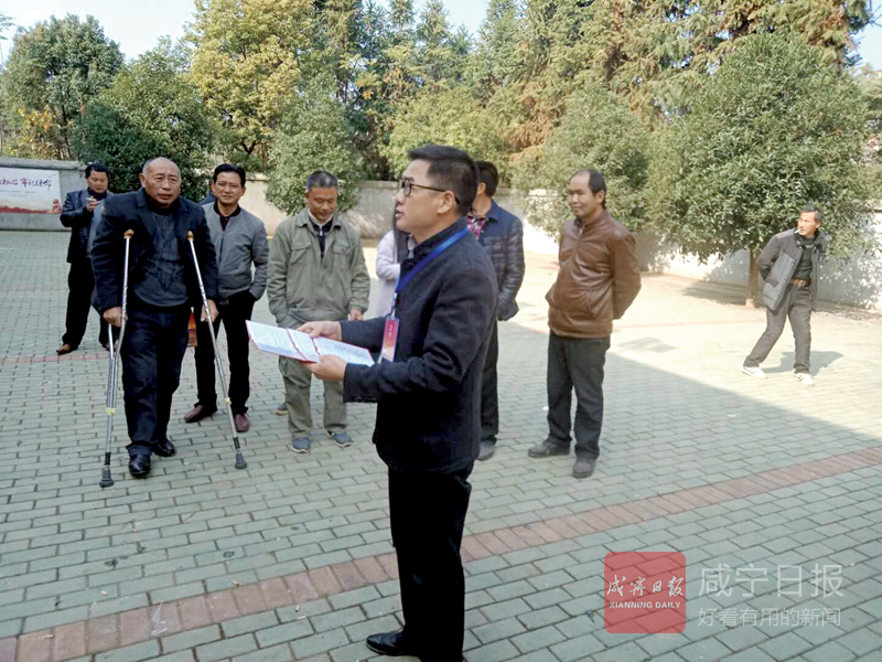 【新时代，不忘初心的孺子牛系列报道 ①】伤筋动骨，却不下火线！咸安“拐杖干部”王英华——57岁！他倒在斧头湖畔“退池还湖”现场