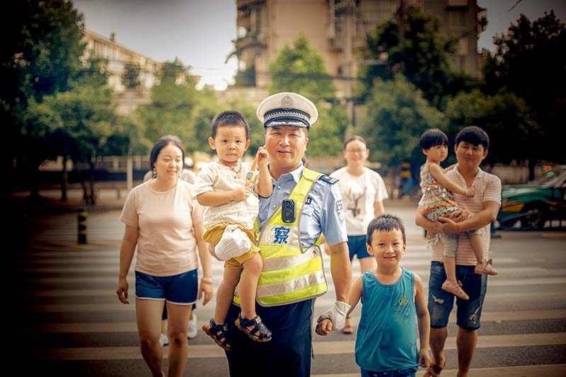 为　民——人民公安为人民，一枝一叶总关情