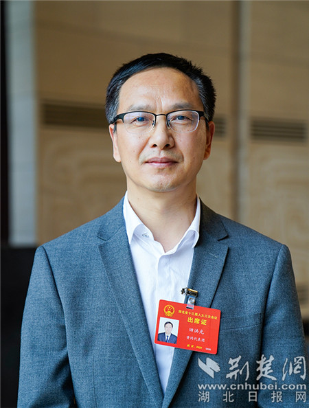 省人大代表,英山县委副书记,县长田洪光.记者  刘建维摄