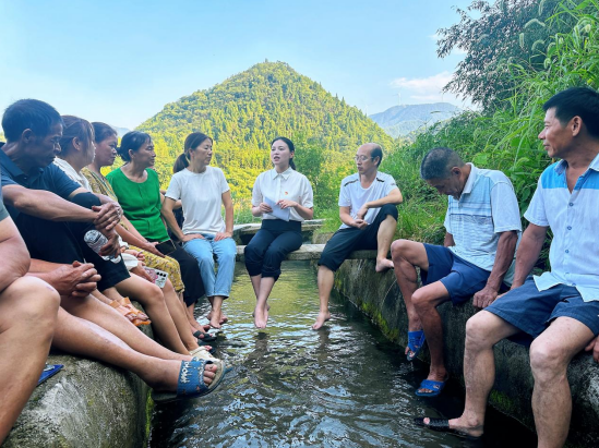 通山：溪水边 听民声 话廉洁